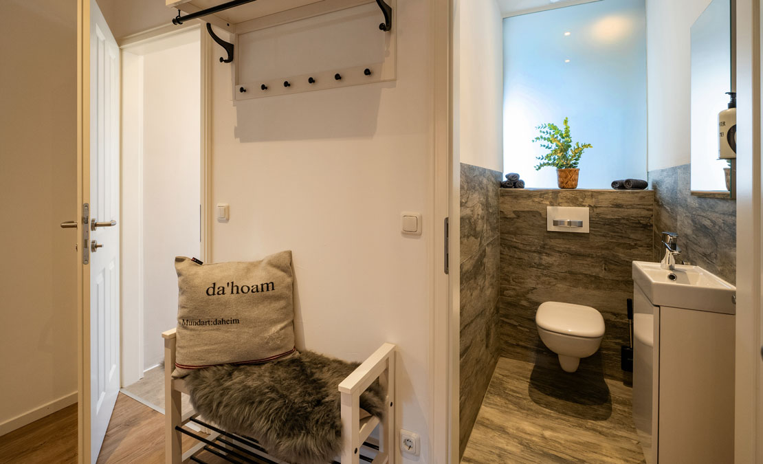 Eingangsbereich mit G&auml;ste-Toilette im Erdgeschoss