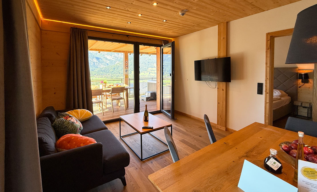 Wohn- und Essbereich mit sonnigem Balkon
