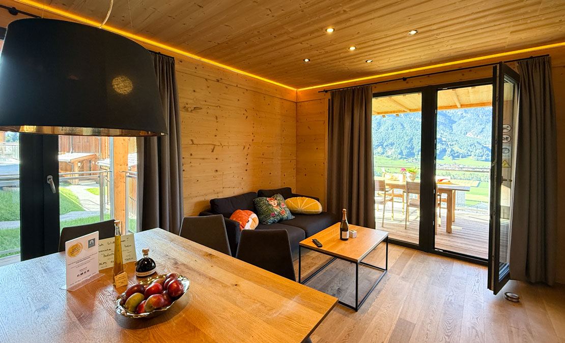 Wohn- und Essbereich mit sonnigem Balkon