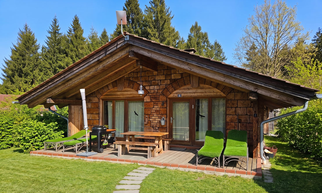 Urige Holzblockh&uuml;tte mit gro&szlig;z&uuml;giger Terrasse und Garten
