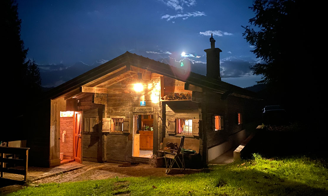 Almh&uuml;tte bei Nacht