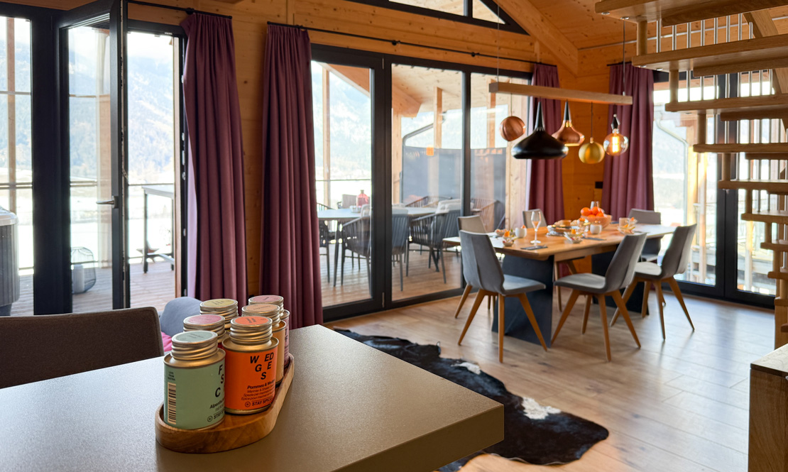 Essbereich mit gro&szlig;z&uuml;gigem Balkon