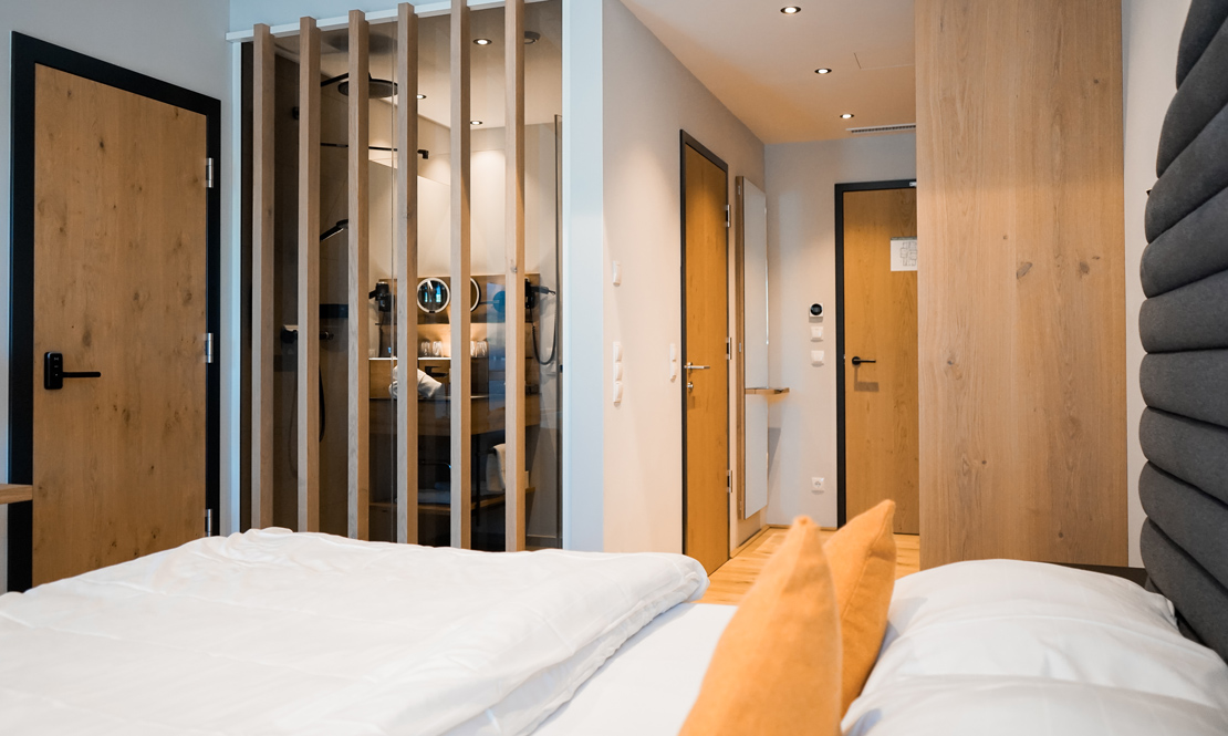 Schlafbereich mit Badezimmer