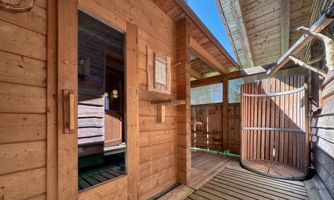 Sauna mit Outdoor-Dusche