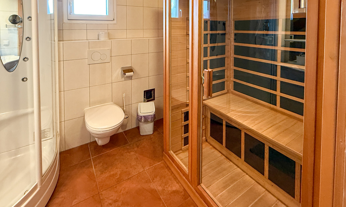 Badezimmer mit Infrarotkabine