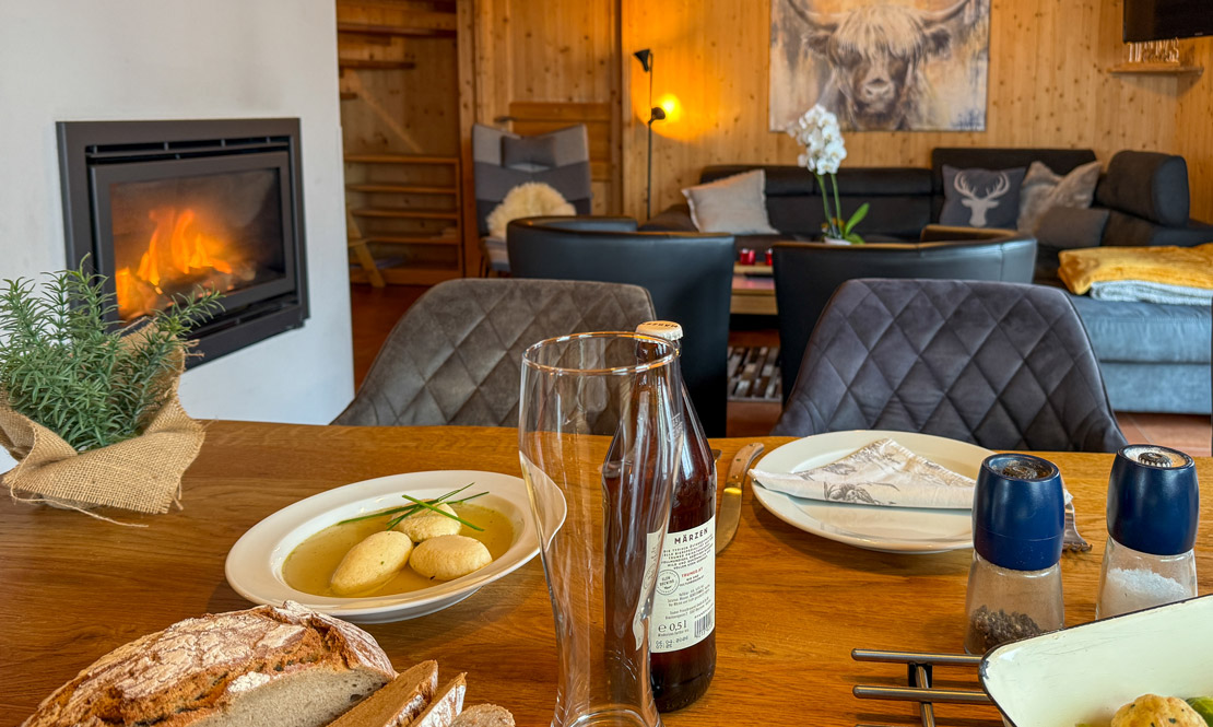Wohn- und Essbereich mit Kamin