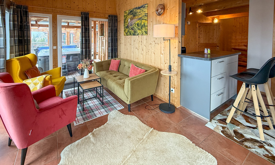 Gem&uuml;tliche Sitzecke mit Zugang zur Terrasse