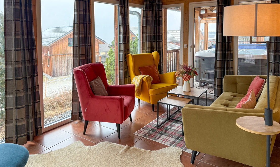 Gem&uuml;tliche Sitzecke mit Zugang zur Terrasse