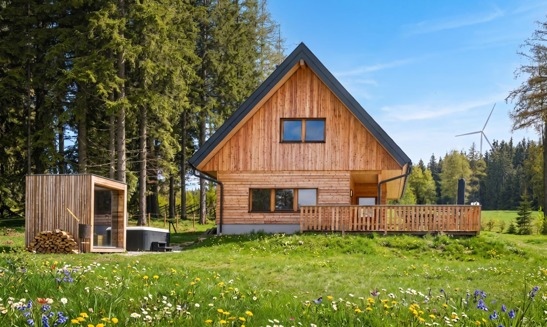 Musterhaus im Sommer mit Sauna und Jacuzzi