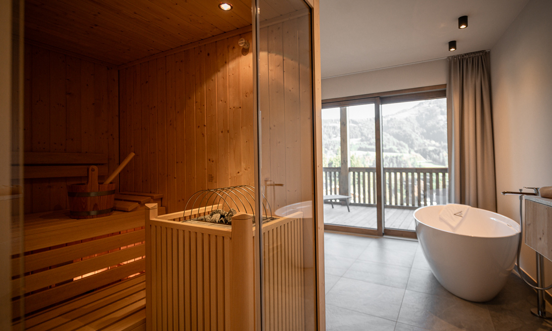 Sauna mit freistehender Badewanne