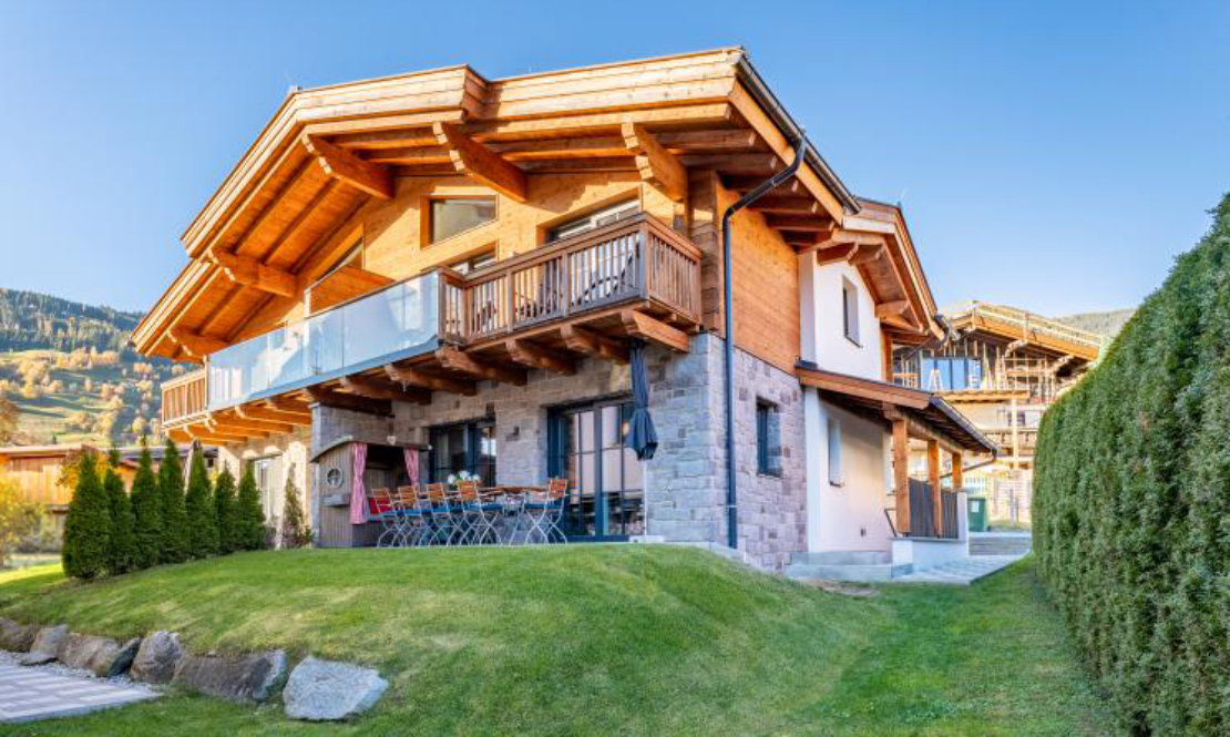 Haus mit Garten im Sommer