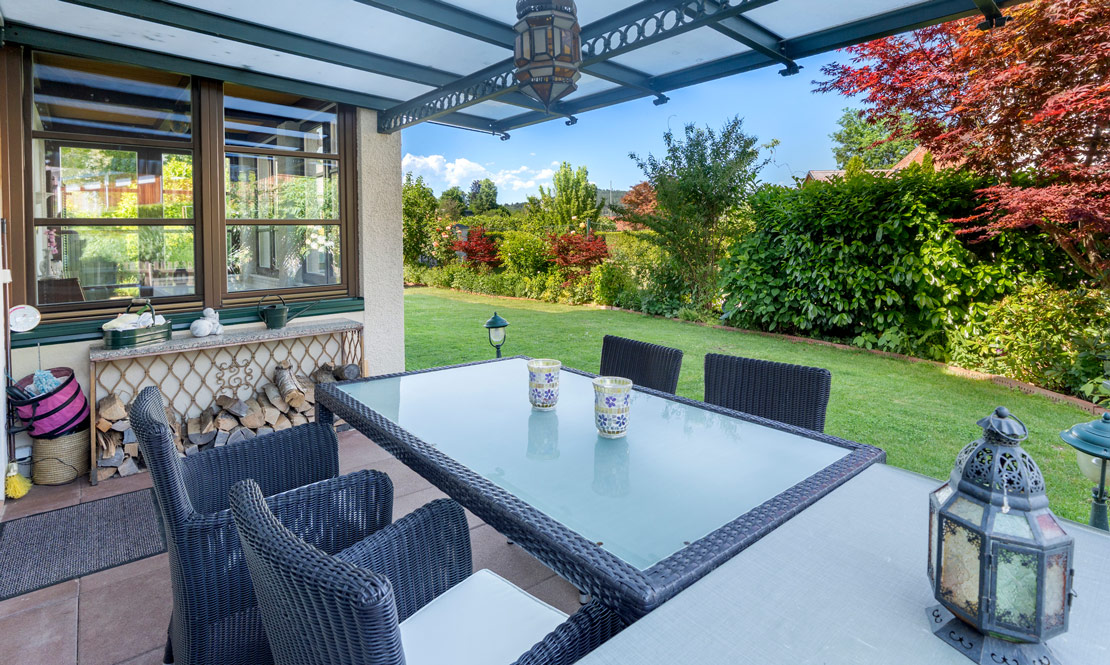 Terrasse mit Garten