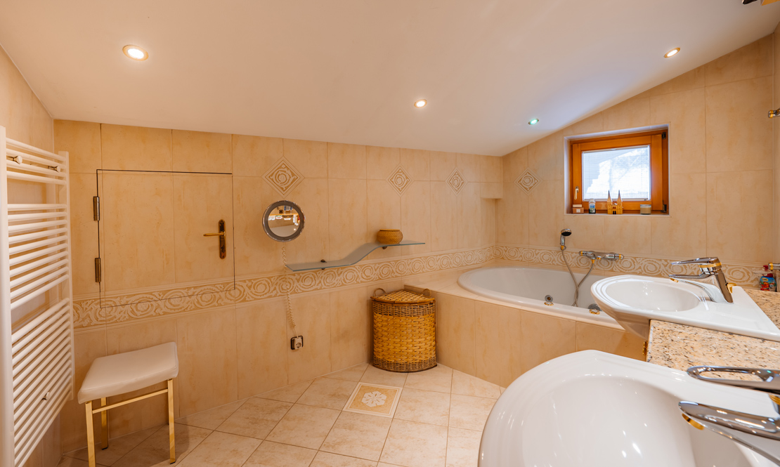 Badezimmer im Dachgeschoss